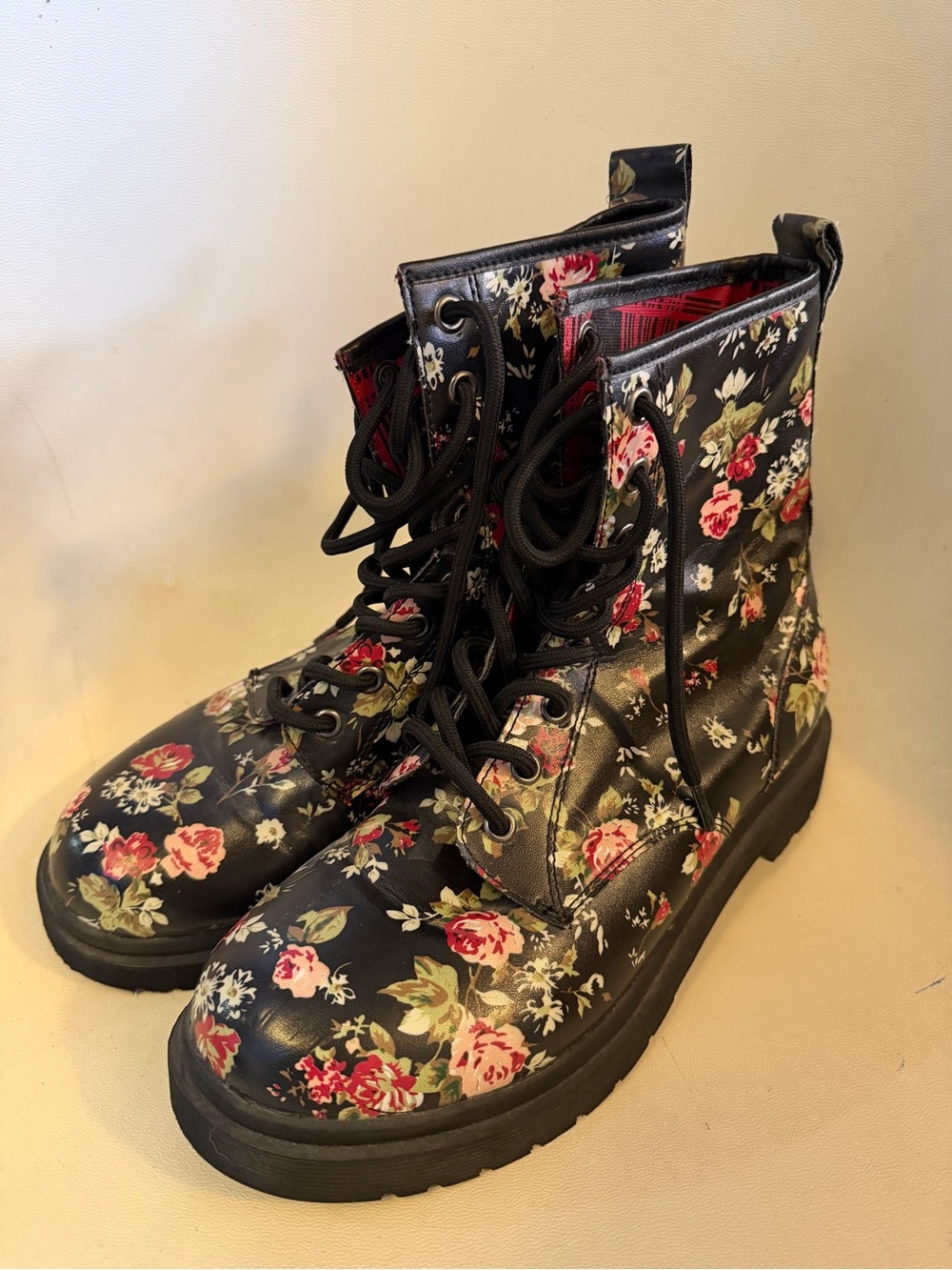 Bongo- Women’s Black Floral Lace-Up Combat Boots with Rose Print size 9